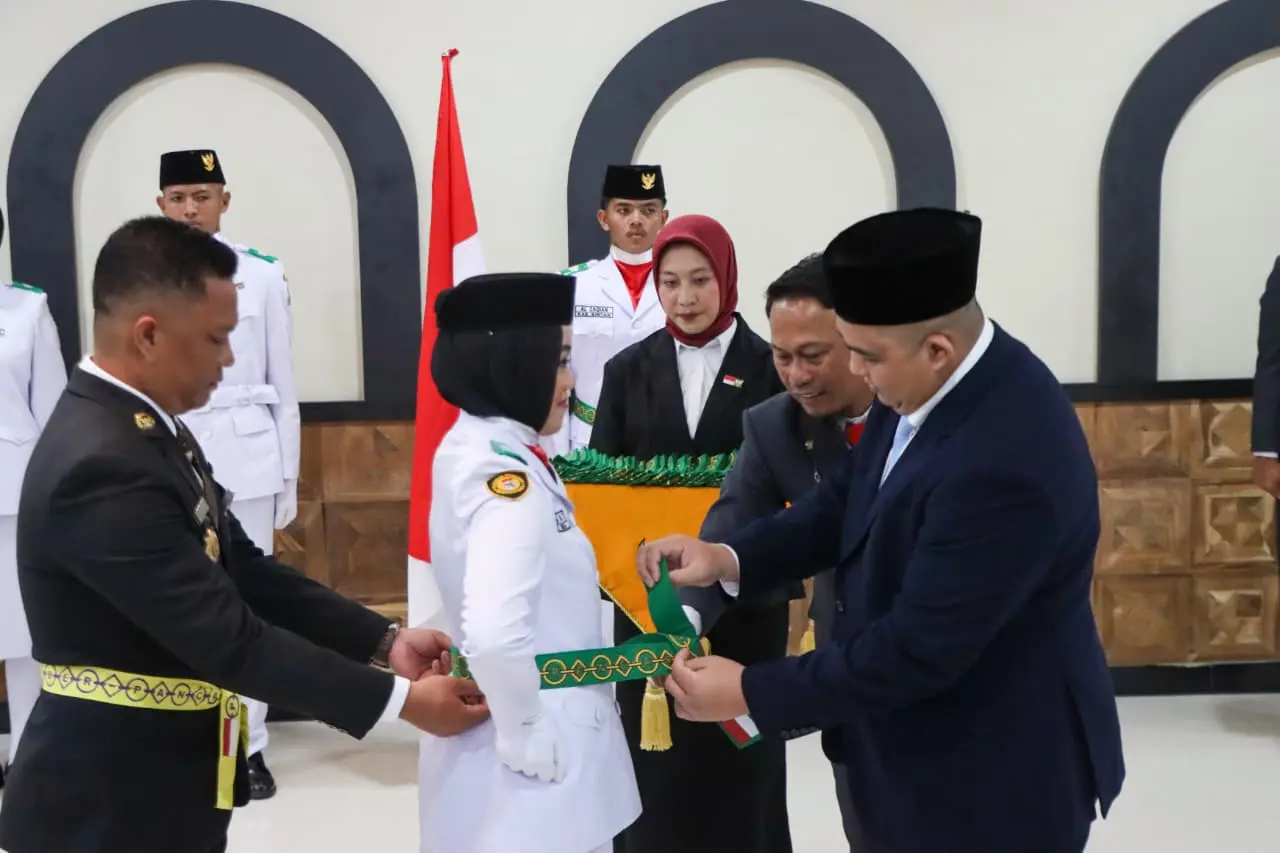 Jelang HUT RI, 33 Paskibraka Bintan Resmi Dikukuhkan Bupati Roby