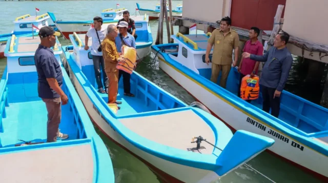 Nelayan Bintan Terima Bantuan 11 Unit Sarana Tangkap Ikan dari Pemkab