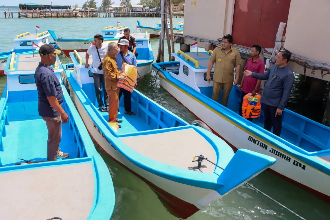 Nelayan Bintan Terima Bantuan 11 Unit Sarana Tangkap Ikan dari Pemkab