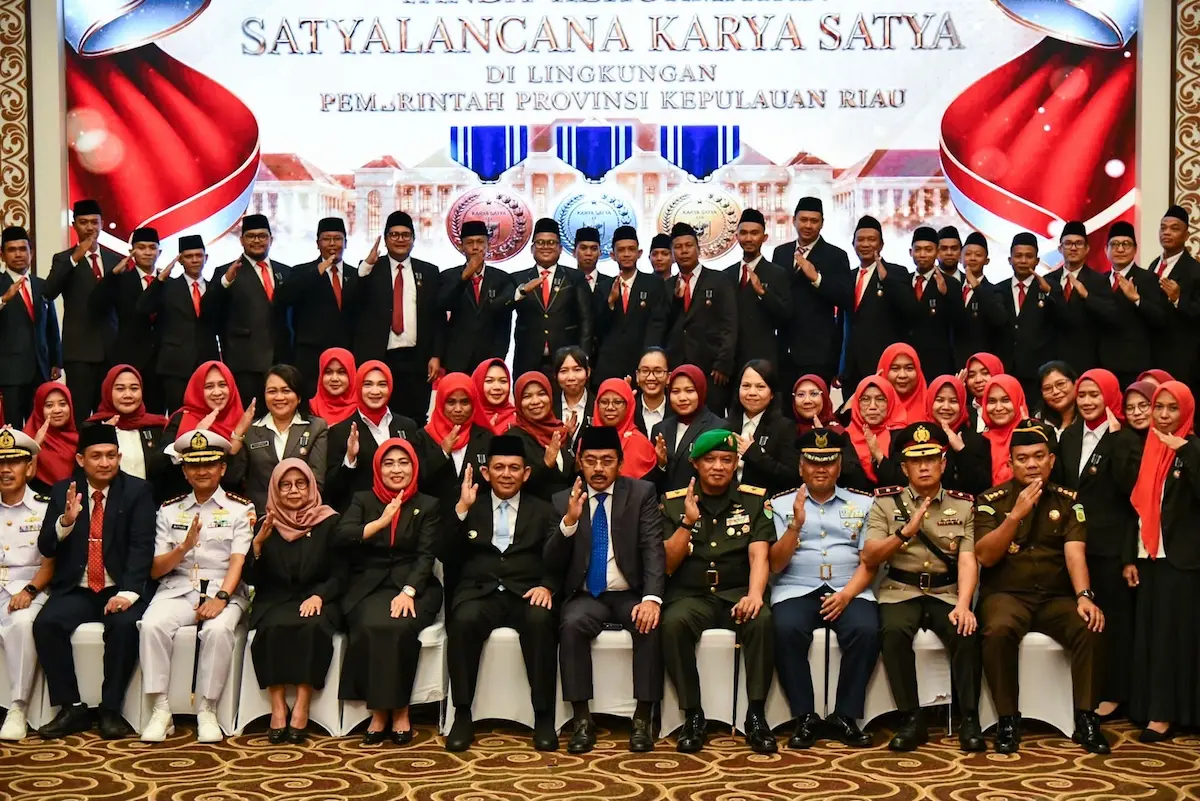 Ansar Beri Tanda Kehormatan untuk 610 PNS Kepri, Ada Pesan Khusus untuk ASN Muda