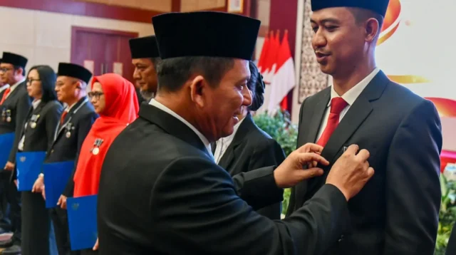 Ansar Beri Tanda Kehormatan untuk 610 PNS Kepri, Ada Pesan Khusus untuk ASN Muda