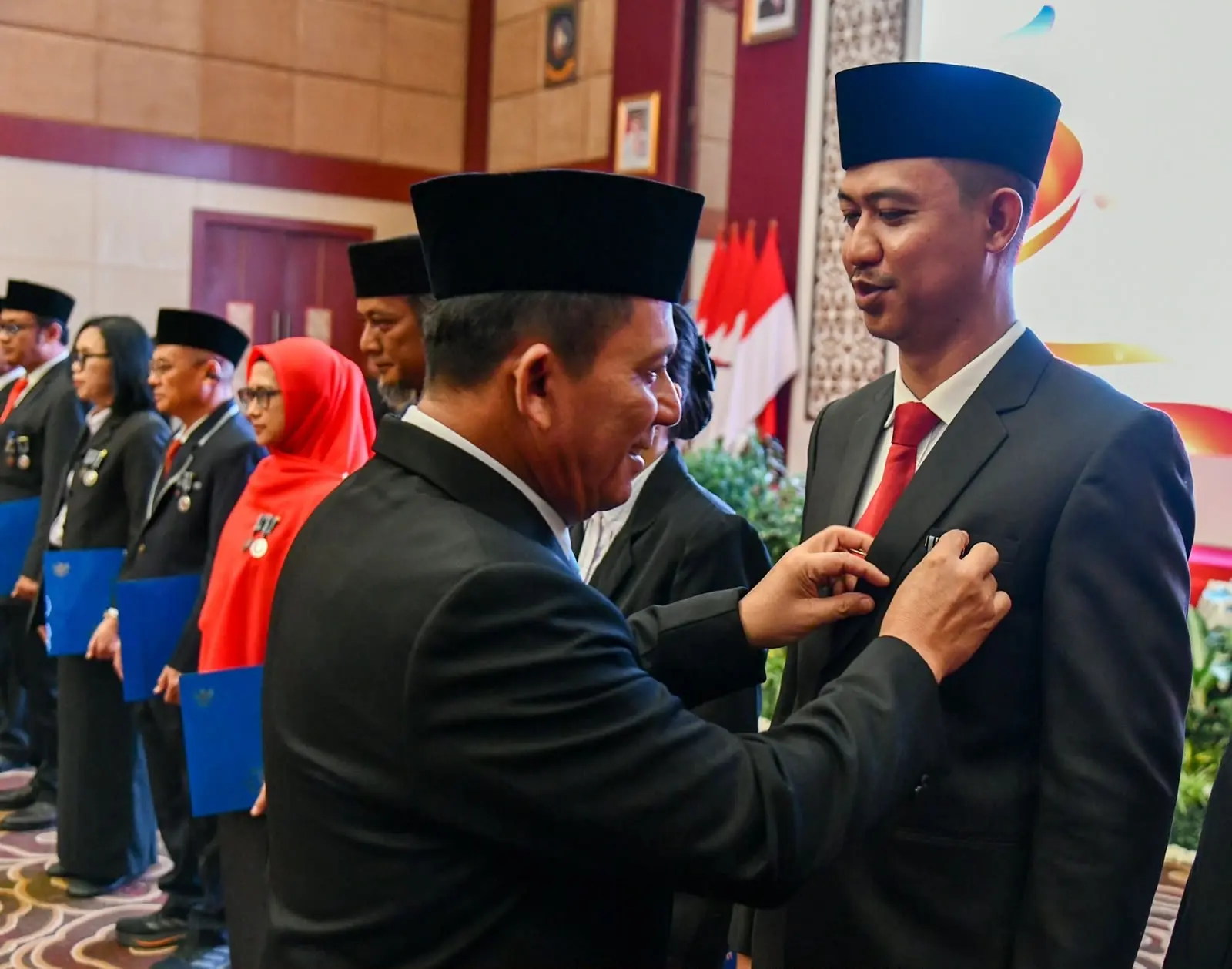 Ansar Beri Tanda Kehormatan untuk 610 PNS Kepri, Ada Pesan Khusus untuk ASN Muda