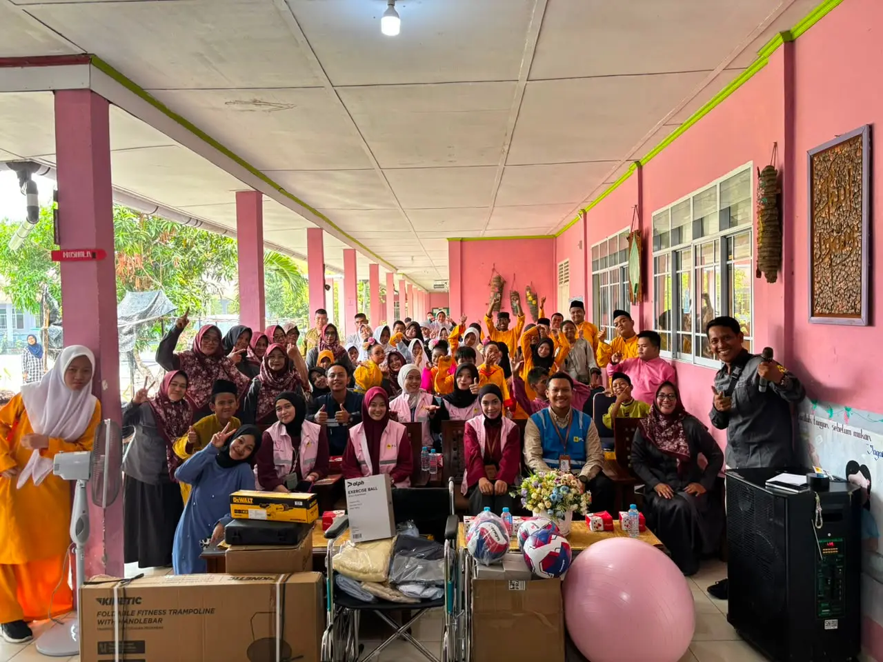 PLN Indonesia Power Salurkan Bantuan Sarana Vokasi dan Terapi untuk SLB Negeri Karimun
