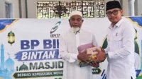 Kepala BP Bintan Salurkan Bantuan Perlengkapan Ibadah ke Masjid Al Ikhwan Toapaya Utara
