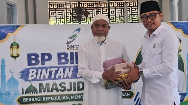 Kepala BP Bintan Salurkan Bantuan Perlengkapan Ibadah ke Masjid Al Ikhwan Toapaya Utara