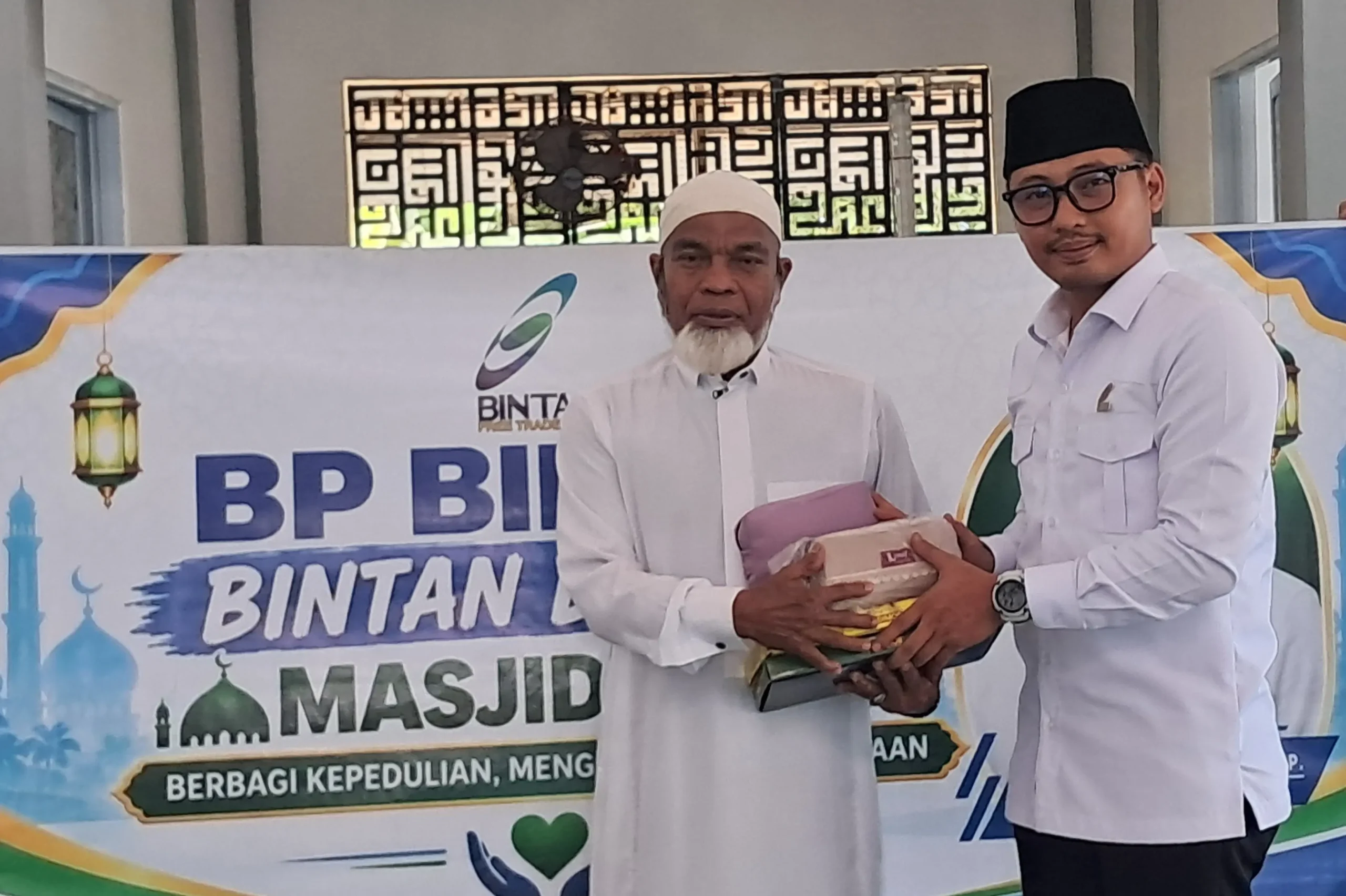 Kepala BP Bintan Salurkan Bantuan Perlengkapan Ibadah ke Masjid Al Ikhwan Toapaya Utara